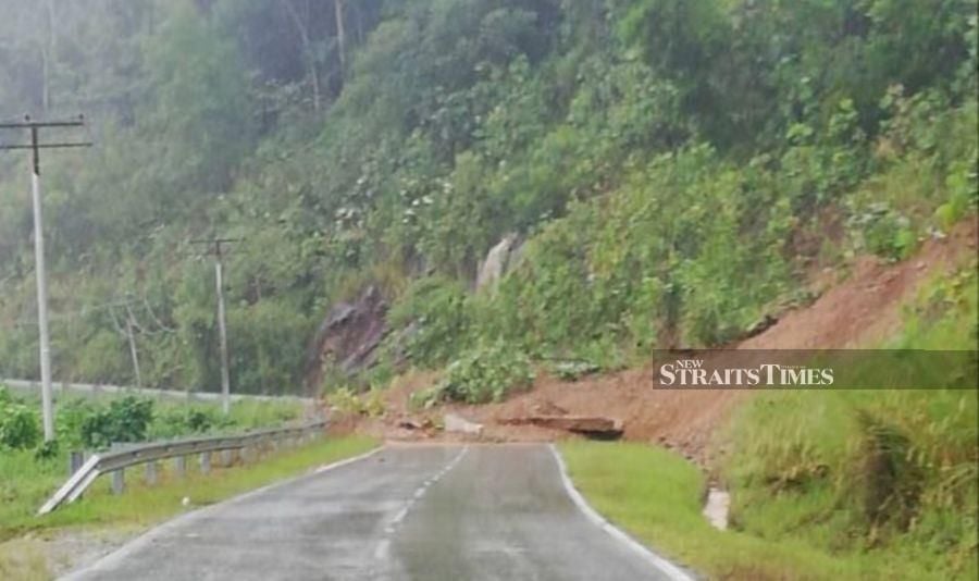 Land routes near Kampung Bangaliu were also affected after landslide debris blocked roads leading to Telipok, Kiulu, and Tamparuli. - NSTP/RECQUEAL RAIMI 