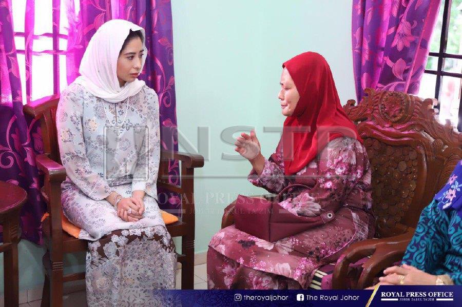 Showbiz: Tunku Aminah visits late Zaibou0027s family and his grave