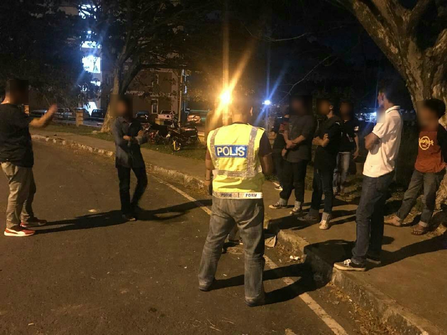 Police conduct inspection of locals loitering in the wee hour at crime prone area in Sandakan. Pic courtesy of police. 