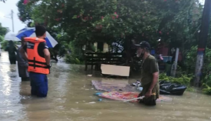 Continuous heavy rain caused Kampung Pasir in Tampoi to be hit by flash floods again. - Pic courtesy of APM