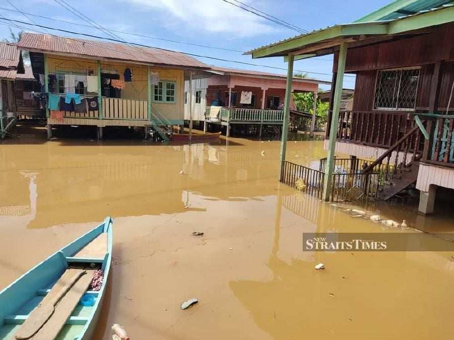 Flood situation in Kampung Bakalau, Beaufort. - NSTP/YUN MIKAIL