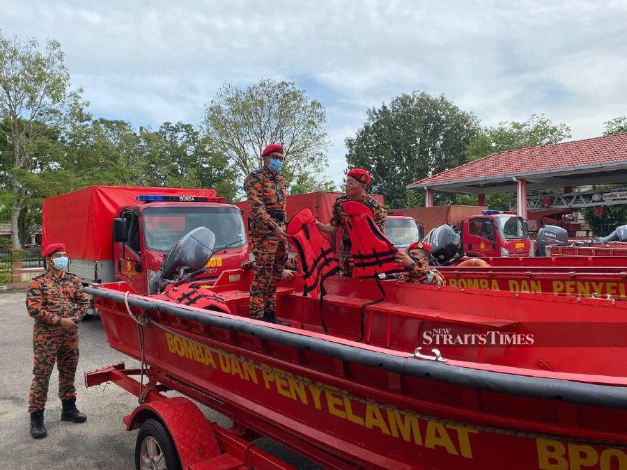 Firefighters from the northern zone are prepared to be sent to East Coast states if the flood situation there worsens. - NSTP/NUR IZZATI MOHAMAD