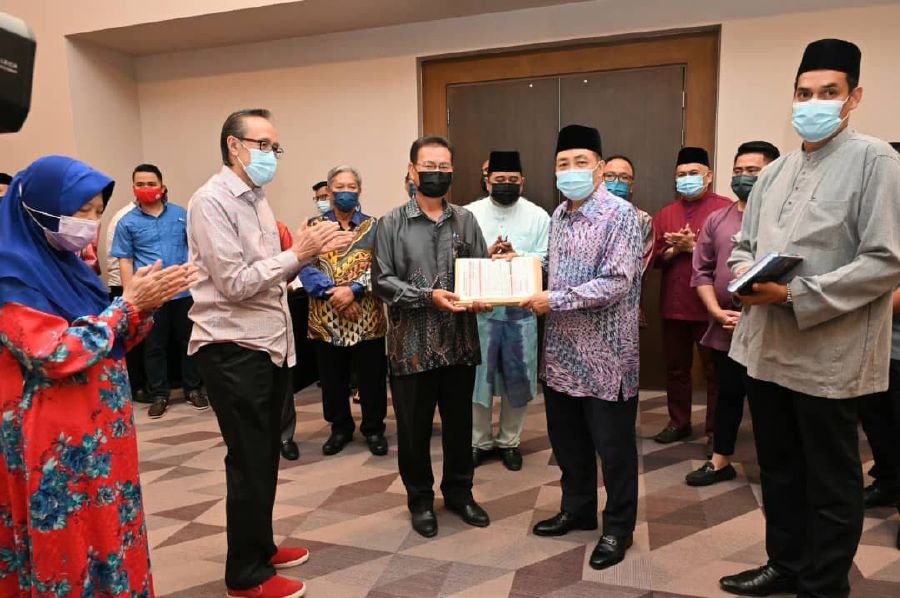 Sabah Parti Pribumi Bersatu Malaysia (Bersatu) has received 12,744 new membership forms from former PKR members, including appointed state lawmaker Jaffari William. NSTP/ courtesy of Sabah Bersatu