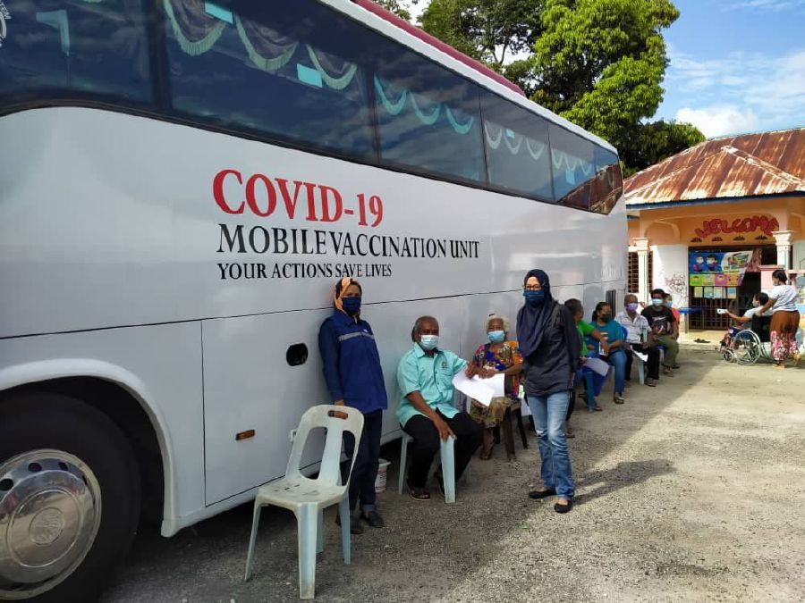 Mobile vaccination bus served the Kampung Sentosa Orang Asli community - NSTP/ Aziz Zainal Aziz 