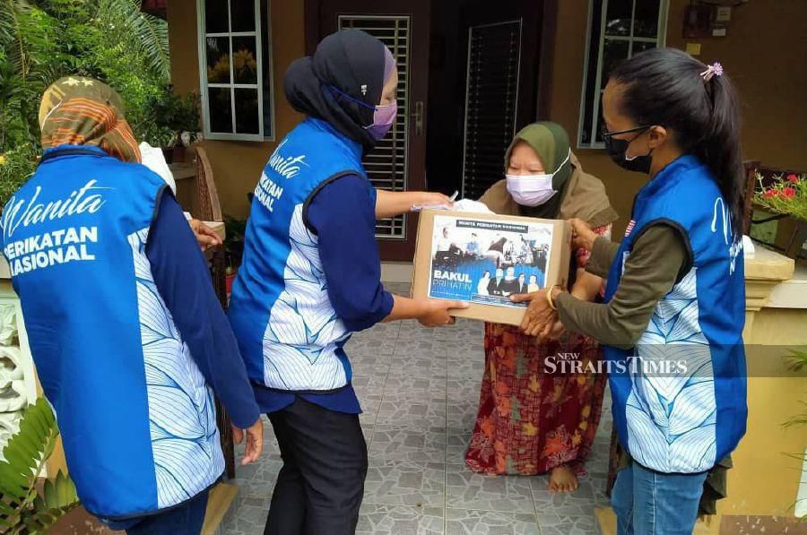 Food baskets delivered by Janariah (second from left) and team members. - NSTP/Zainal Aziz