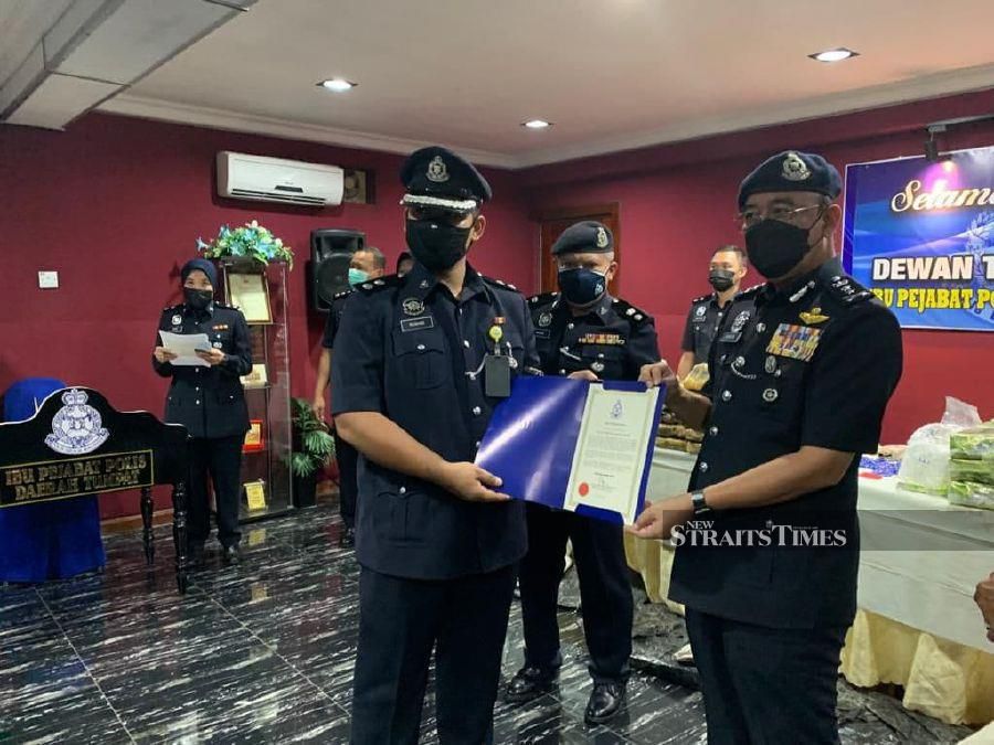 Kelantan police chief Datuk Shafien Mamat told reporters after presenting certificates of appreciation to 12 policemen at the Tumpat police station today. - NSTP/ SHARIFAH MAHSINAH ABDULLAH