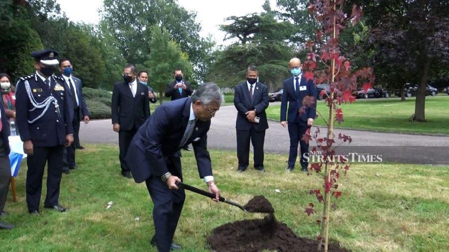 The King planting the sweet gum tree to mark his visit to TARRC, witnessed by High Commissioner Zakri Jaafar and TARRC CEO Dr Lee Jiang Jun. - NSTP/ZAHARAH OTHMAN