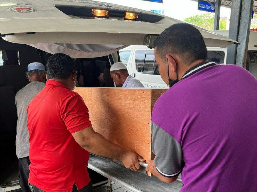 The bodies were released to the family at about 2.15pm and were taken to Mashitoh’s hometown in Kampung Lengkuas in Bukit Pinang, Pokok Sena. - NSTP/ADIE ZULKIFLI 