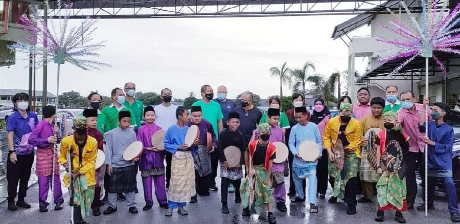 (Backrow, fourth from left) Lim Thiam Soon, Brother Carlo Rementilla, Brother Miguel Crisostomo, Brother Antonio Cubilas, James Sia, Woo Lee Fang, Vivienne Cheong, Normah Sulaiman and other alumni and teachers being welcomed by a traditional kompang troupe upon arrival at the St Andrew’s School Muar in Johor.- NSTP/ADRIAN DAVID