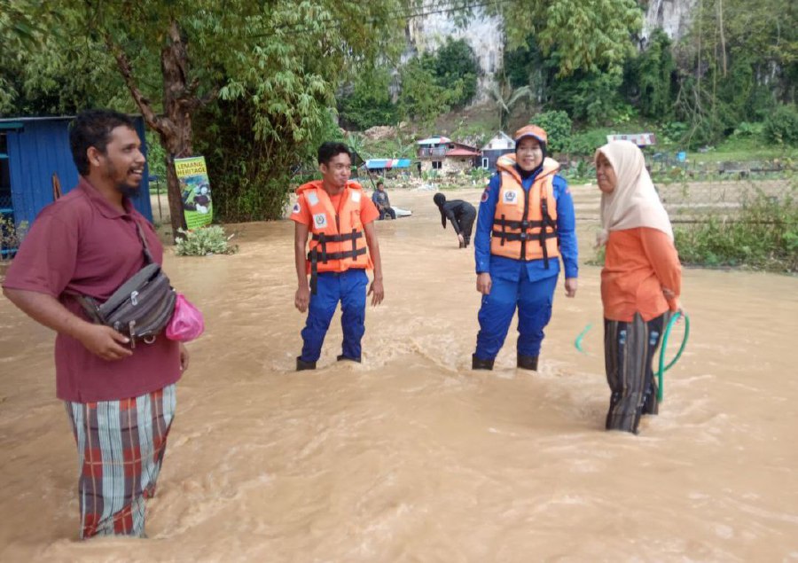 Flash Floods In Baling Couple Stuck In Axia Rescued New Straits