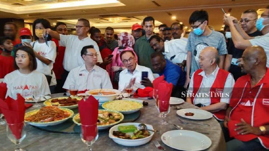 The crowd swelled towards Datuk Seri Anwar Ibrahim (third from right) as soon as he arrived at Cathay Restaurant in Taman Molek in Johor Bahru.- NSTP/VINCENT D’SILVA