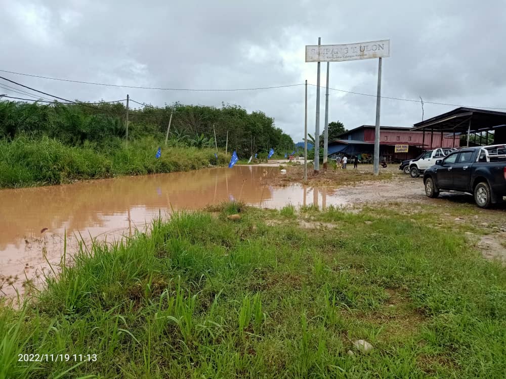 A district polling centre Sekolah Kebangsaan Rancangan Belia Tiulon affected due to flooding in Sook. Pic courtesy of Sabah Fire and Rescue department.