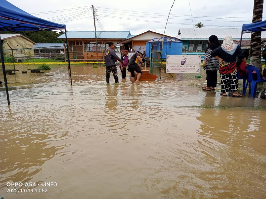 Floods hit the polling center at Sekolah Kebangsaan Telahak, Limbang.- Pic courtesy of JBPM