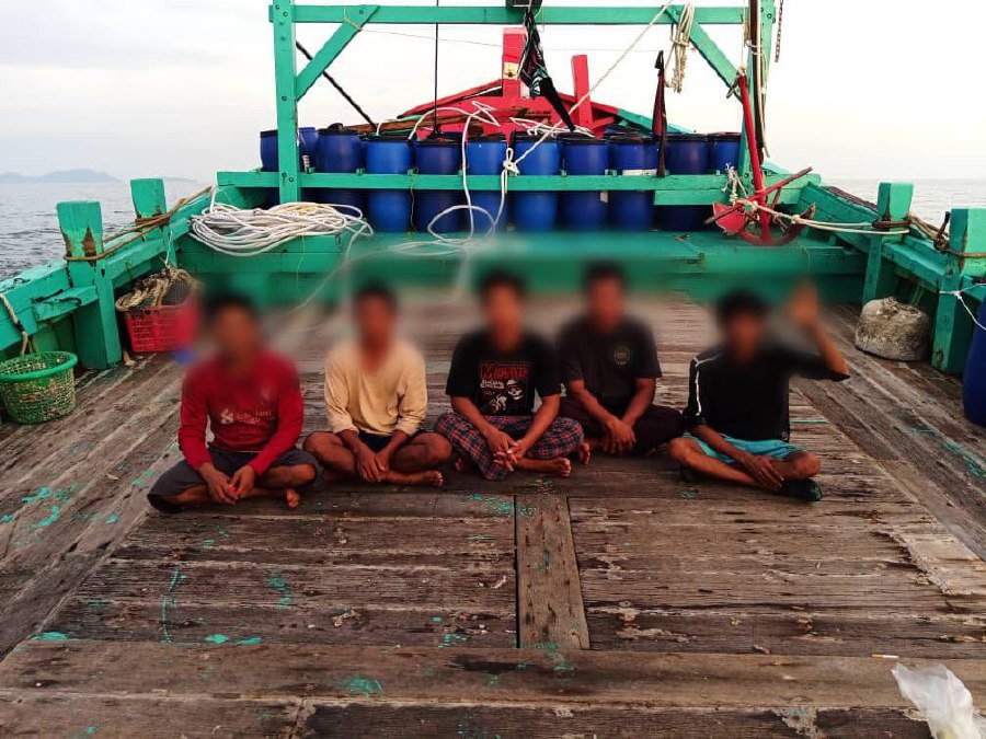 “Following an inspection, it was found that the boat, based in Pantai Remis, Perak, was manned by five foreign crew, aged between 20 to 43. - - Pic credit APMM