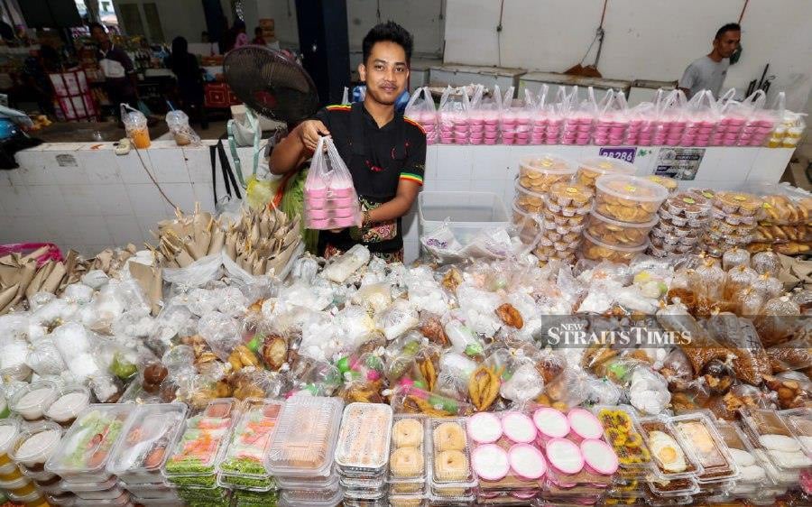 From doughnuts, banana fritters, curry puffs, sardine rolls, cekodok to cucur badak, they are sold in packets of four pieces for only RM1. - NSTP/NIK ABDULLAH NIK OMAR
