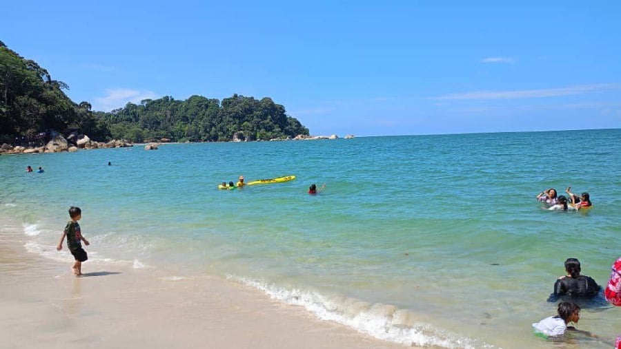 APM lifeguards rescue father and son from drowning at Teluk Cempedak