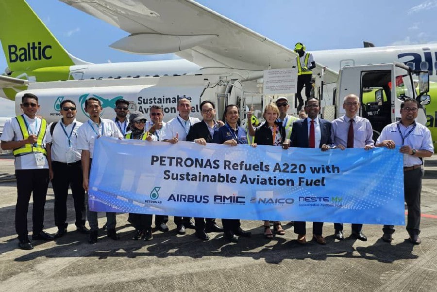 The aircraft which was displayed at Lima ’23 was powered with a 10 per cent blend of Sustainable Aviation Fuel (SAF) supplied by SAF producer Neste, and organised in cooperation with Petronas, the AMIC, NAICO and SEDC.- NSTP PIC