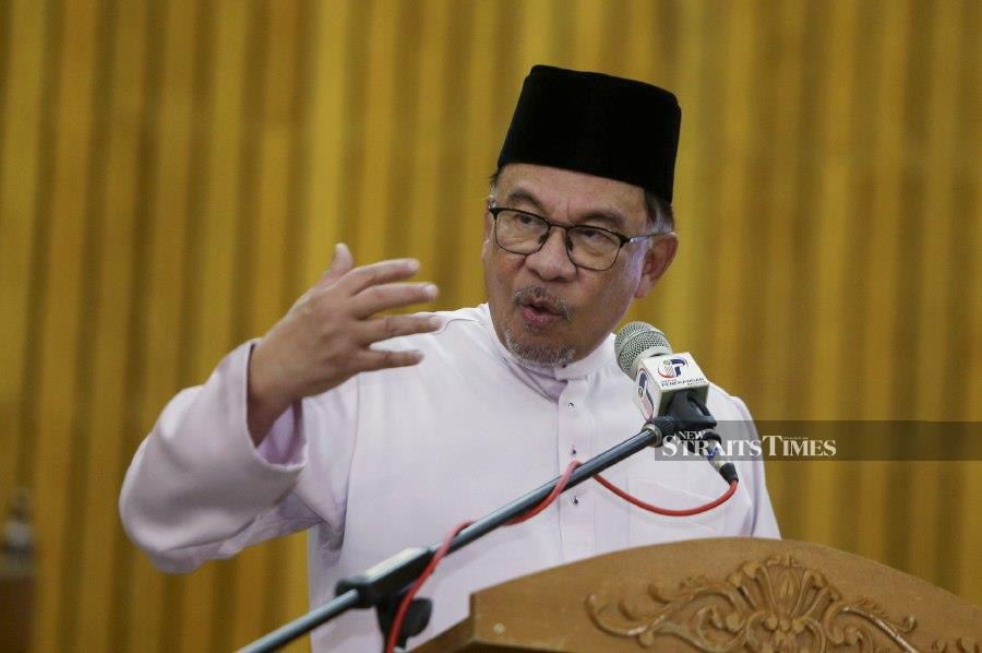 Prime Minister Datuk Seri Anwar Ibrahim delivering a special mandate to Kelantan civil servants at the Balai Islam complex today. - NSTP/NIK ABDULLAH NIK OMAR