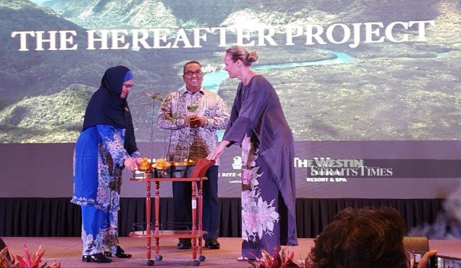 Caretaker Menteri Besar Datuk Seri Muhammad Sanusi Md Nor attending a dinner in conjunction with the Langkawi UNESCO Geopark Assessment process here yesterday. - NSTP/HAMZAH OSMAN