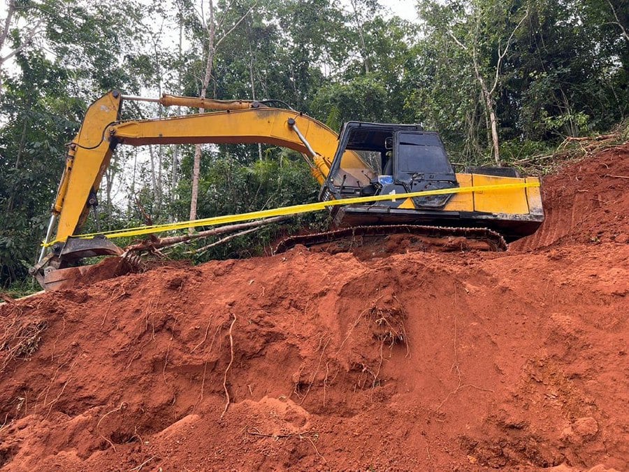 West Pahang's UPNP enforcement officers seized an excavator and a three-tonne lorry during the 2.50pm raid.- Pic courtesy Wan Rosdy's Facebook