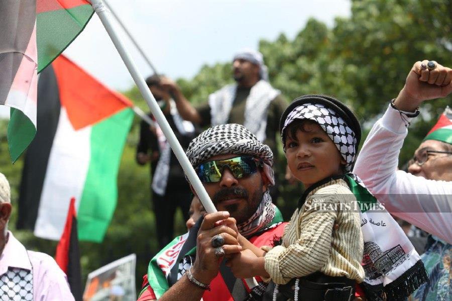More than 150 Palestinians residing in Malaysia marched to the Al-Syakirin Mosque at Kuala Lumpur City Centre (KLCC) at about noon today, to protest against Israel's attacks on their homeland. - NSTP/EIZAIRI SHAMSUDIN
