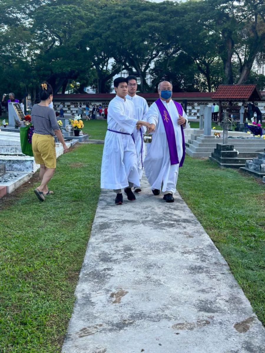 Reverend Father Oliver Tham blessing the graves at the Kelawai Road Catholic Cemetery. Pix by Marina Emmanuel -NSTP/Marina Emmanuel