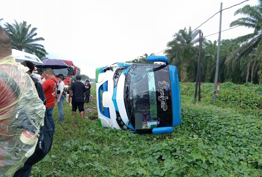  A tourist from China was killed after a tour bus he was travelling in was involved in a collision with a lorry at KM21 of Jalan Semporna-Tawau near here yesterday.- Pic courtesy of Fire and Rescue Department