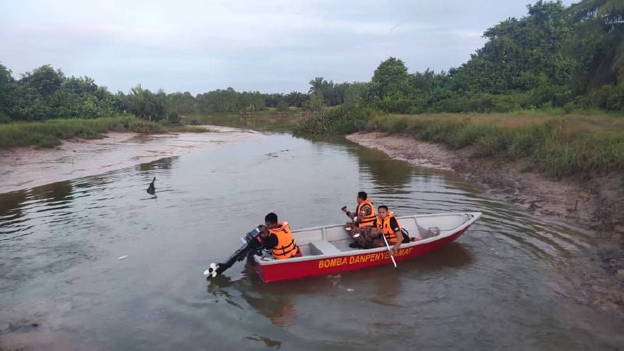 Search and rescue operations are ongoing to locate a 36-year-old man who is feared drowned in a river at Kampung Olak Jorak, in Bukit Pasir,Muar. - Pic courtesy of Fire and Rescue Department.