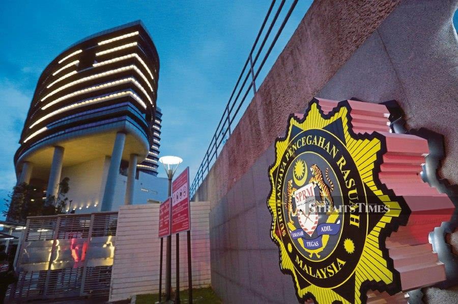 MACC arrested 15 civil servants on suspicion of receiving bribes of more than RM2 million from a tobacco, cigarette and alcohol smuggling syndicate. - NSTP file pic