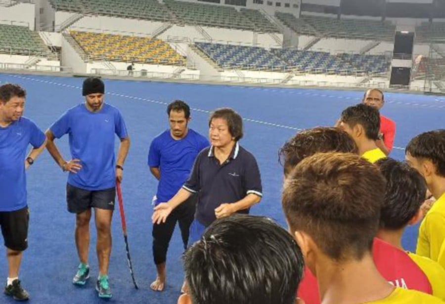 Hockey legend Datuk Poon Fook Loke feels that the Malaysian Hockey Confederation (MHC) should get a local, instead of foreigner, to coach the national men’s team.