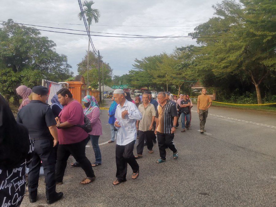 A steady stream of voters were spotted waiting outside the SMK Ceneh Baru entrance here as early as 7am with some coming armed with umbrellas..- NSTP/T.N. Alagesh