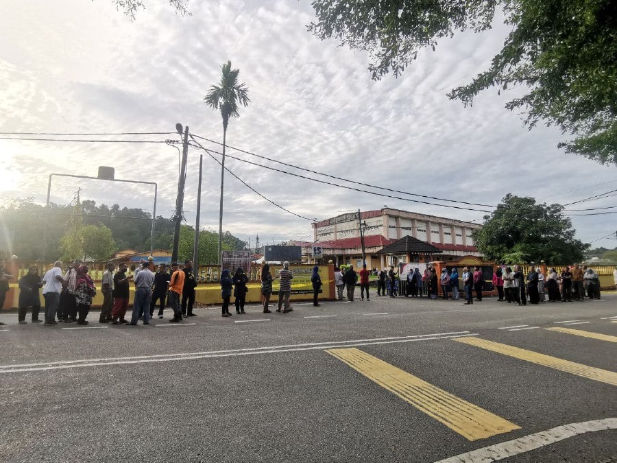 A huge group of voters waiting outside the SMK Ceneh Baru polling centre in Kemaman today. - NSTP/T.N. Alagesh