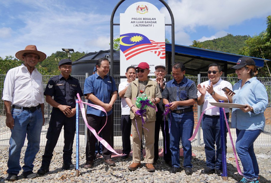 Sabah Deputy Chief Minister Datuk Seri Dr Jeffrey Kitingan (centre) launching the Green Technology Clean Gravity Water System at Kampung Sintuong-Tuong, Tambunan yesterday. -Pic courtesy of Datuk Seri Dr Jeffrey Kitingan.