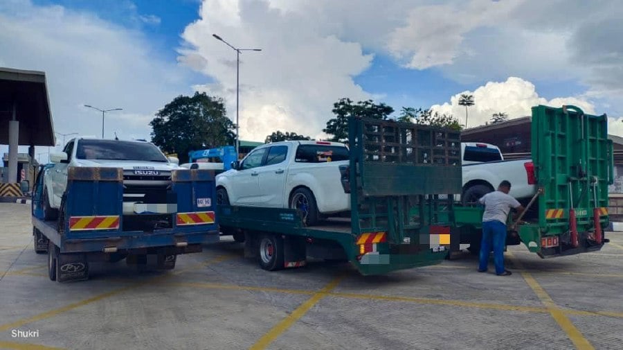 The Domestic Trade and Cost of Living Ministry seized three Thailand-registered pick-up trucks for breaching the daily maximum 20 litre diesel purchase along the Malaysia-Thailand border towns on Monday. - Pic courtesy of Domestic Trade and Cost of Living Ministry 
