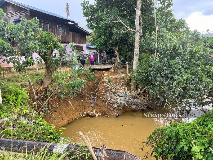 Yahya Mat Piah, a villager in Kampung Bukit Iboi is fearful of the riverbank erosion next to this home. - NSTP/ Adie Zulkifli