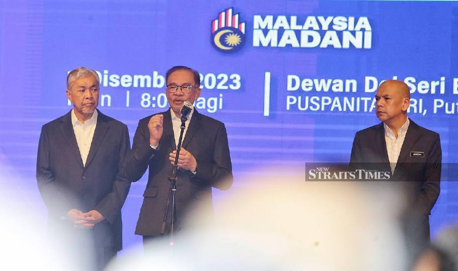 During the monthly assembly with officers from the Prime Minister’s Department (JPM) at Dewan De’ Seri Endon, Puspanitapuri here today, he said though the people might ask critical questions, they did so in a polite manner. - NSTP/MOHD FADLI HAMZAH