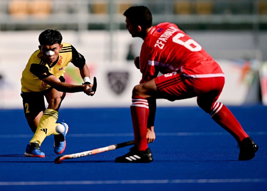 Malaysia (yellow) in action against Egypt in today's Junior World Cup match in Bukit Jalil. PIC FROM MHC