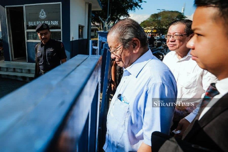 Investigating officers from the he Bukit Aman’s Classified Crime Investigation Unit (USJT) recorded Kit Siang’s statement at the Sea Park Police Station, SS2. - NSTP/ASYRAF HAMZAH