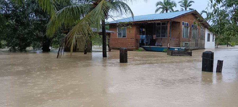 A house at Kampung Gudang Rasau, Kuantan inundated by floods following continuous rain since Dec 24. - NSTP/Asrol Awang