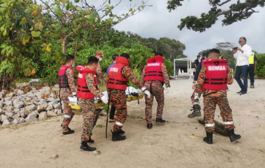 The body of a missing 49-year-old Singaporean was found some 5km away off Desaru Coast in Bandar Penawar, near here, today. - Pic courtesy JBPM JOHOR