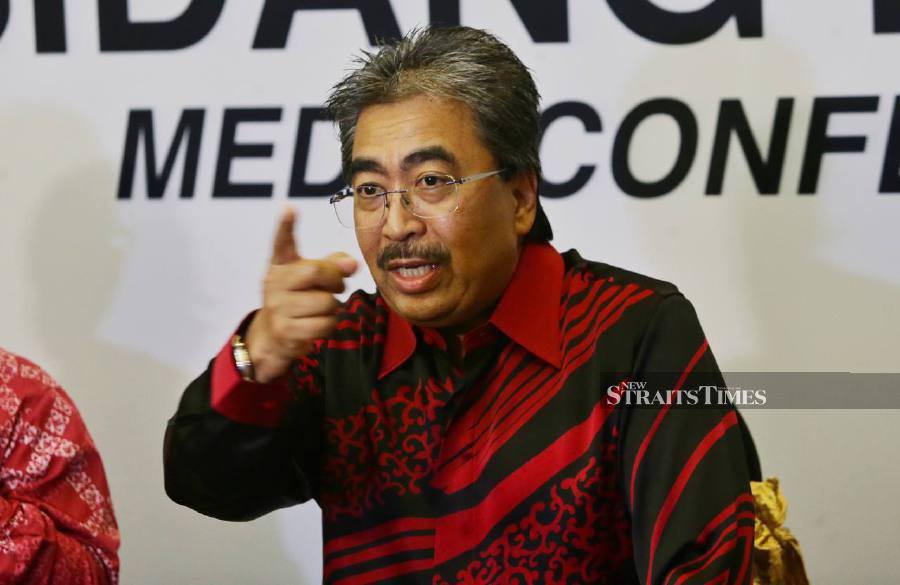 Plantations and Commodities Minister Datuk Seri Johari Abdul Ghani has proposed that companies be fined up to RM30,000 for each foreign worker brought in who is not employed after a month. - NSTP/MOHD FADLI HAMZAH