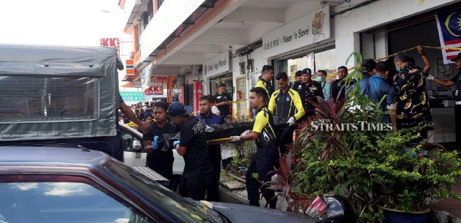 A 49-year-old woman was stabbed to death by her worker, while her boyfriend suffered injuries during a fight in front of a convenience store at Taman Rasi Jaya, Menglembu here. - NSTP/L. MANIMARAN