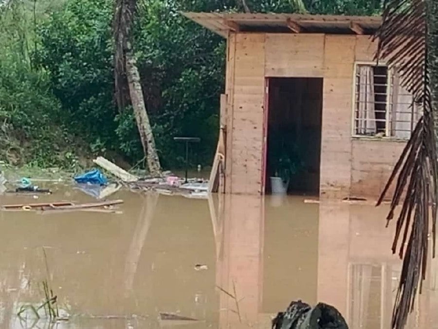 In Kampung Sentosa Damai, in Pasir Gudang, 26 victims were evacuated to the Dewan Muafakat Kampung Cahaya Baru relief centre after the housing estate were inundated in knee-high water.- Pic courtesy of Fire and Rescue Department 