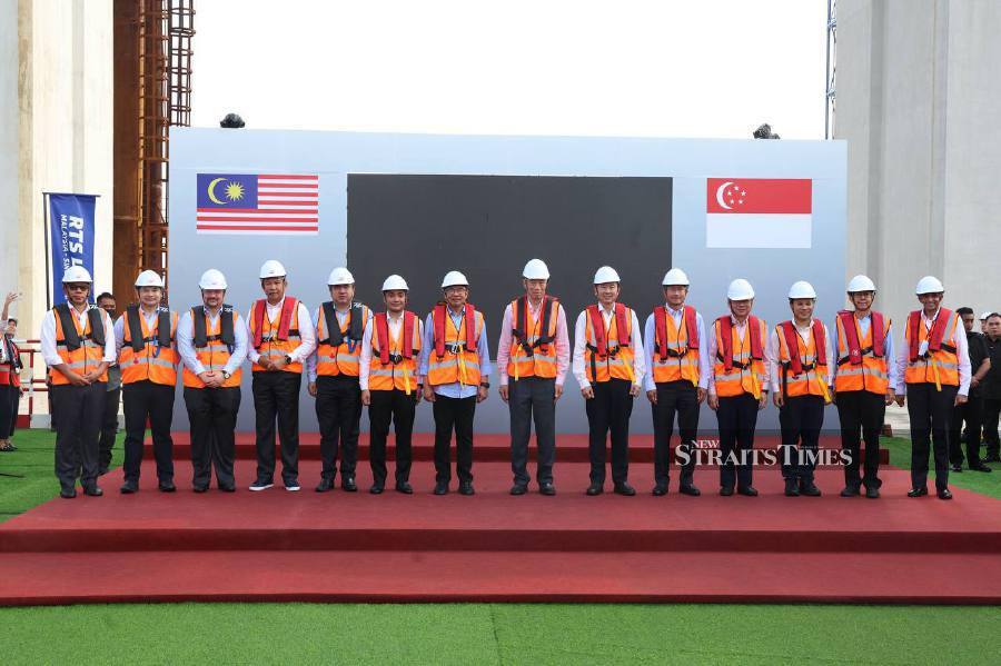 The Prime Minister, Datuk Seri Anwar Ibrahim and the Prime Minister of Singapore, Lee Hsien Loong pose with guests of honor at the MoU for the Johor-Singapore Special Economic Zone (JS-SEZ) between Malaysia and Singapore. - NSTP/NUR AISHYA MAZALAN