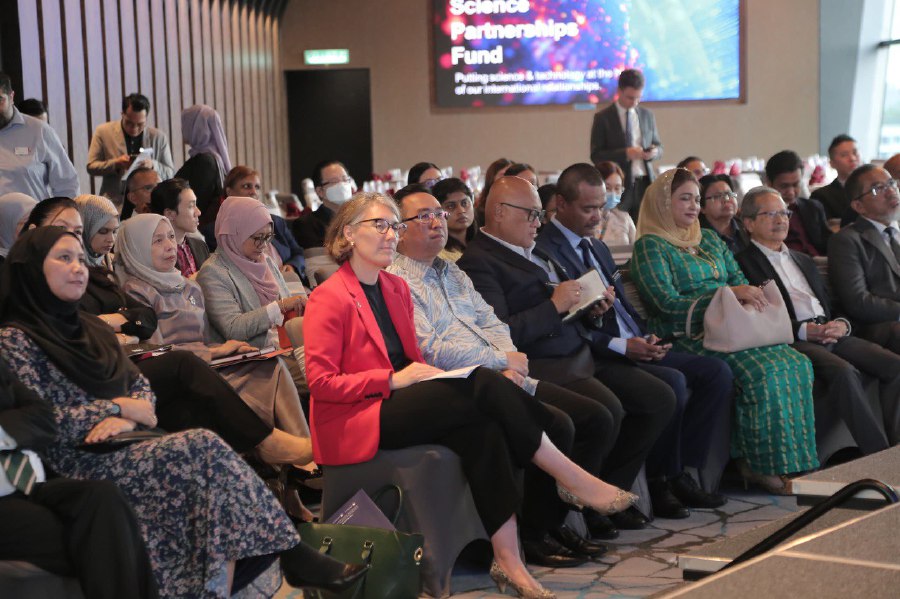 The United Kingdom government is offering International Science Partnership Fund (ISPF) worth £218 million (RM1.3bil) for low and middle income countries for research and innovation projects. 