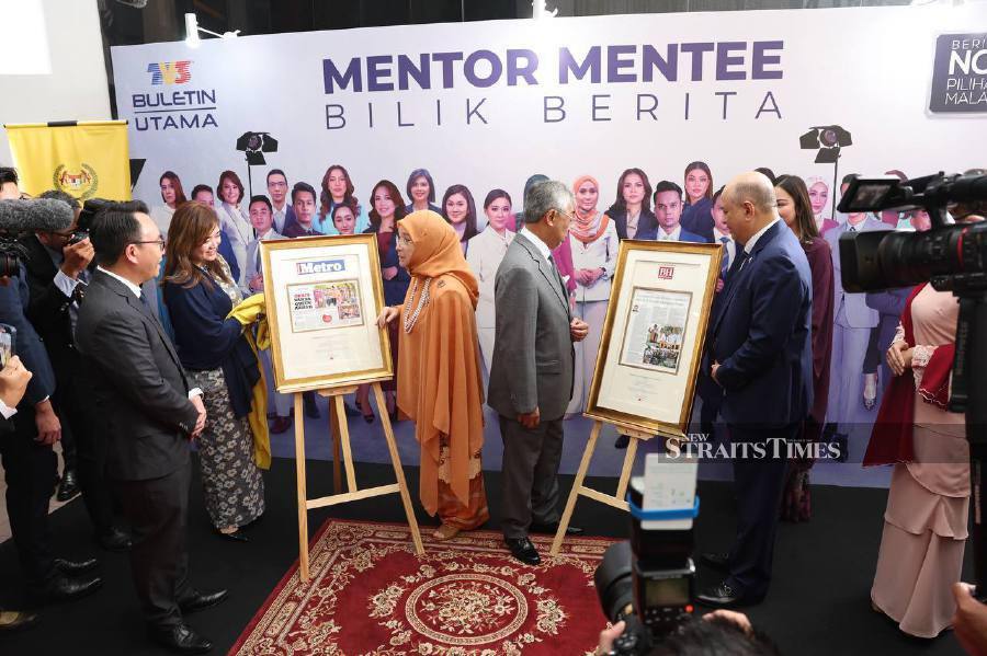 Their Majesties also graciously perused souvenirs showcasing in-depth coverage of the royal couple provided by Berita Harian and Harian Metro.- NSTP/ASYRAF HAMZAH