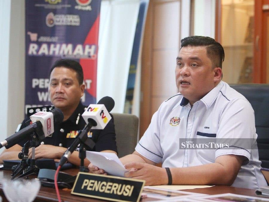 The ministry’s Kuala Lumpur director Ariffin Samsudin said the operation led to the seizure of four five-tonne bonded lorries, two skid tanks with a capacity of 20,000 litres each, 40 intermediate bulk containers (IBC) tanks, five suction pumps with hoses and 44,000 litres of diesel. - NSTP/Saifullizan Tamadi