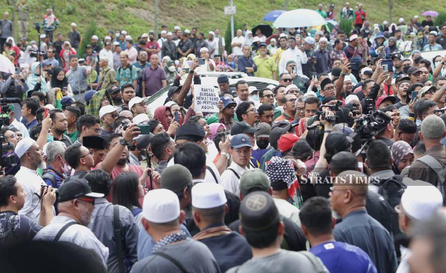 Almost 1,000 people participated in the demonstration, with at least 50 policemen securing and controlling the crowd at their designated checkpoints in front of the palace.- NSTP/MOHAMAD SHAHRIL BADRI SAALI