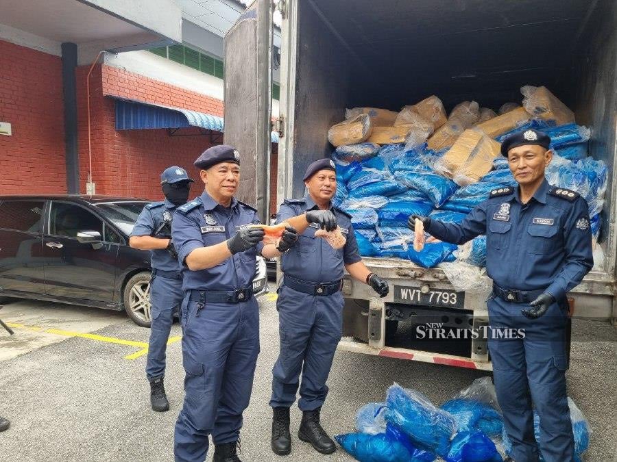 The state Customs Department seized smuggled frozen chicken worth about RM100,000 including its unpaid duty and without ‘halal’ certification, in an operation yesterday. - NSTP/Sharifah Mahsinah Abdullah