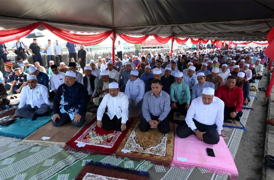 The prayers which began at 10.15am, was led by Kandis Islamic religious centre head Wazir Che Awang.- NSTP/NIK ABDULLAH NIK OMAR